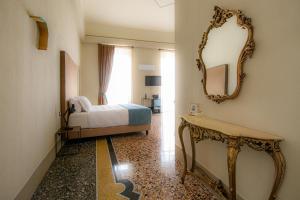 Posteľ alebo postele v izbe v ubytovaní Palazzo Sertorio Suites