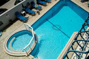una vista aérea de una piscina de agua azul en Vicky, en Chaniotis