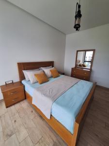 een slaapkamer met een groot bed en een spiegel bij Apartment place italie in Rabat