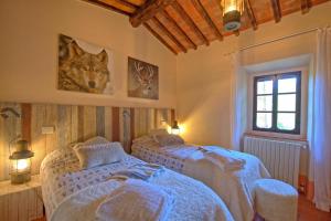 A bed or beds in a room at Podere San Cassiano Még 21 kép