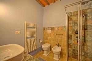 A bathroom at Podere San Cassiano