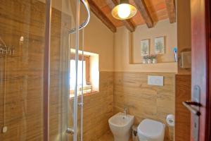 A bathroom at Podere San Cassiano