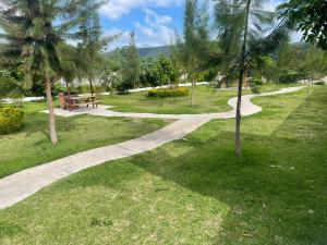 een pad in een park met een picknicktafel en bomen bij Turquesa 2 