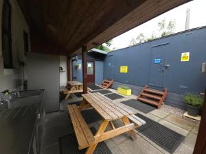 Blackwater Glamping Pods的休息区