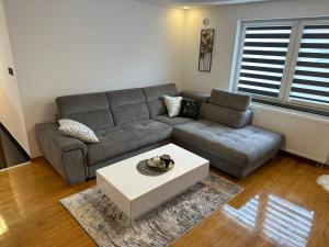 sala de estar con sofá y mesa de centro en Centar en Krapina