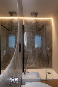 une salle de bain avec une douche, des toilettes et un lavabo dans l'établissement Le Due Erre Home Boutique, à Agrigente