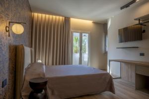 une chambre d'hôtel avec un lit et une cheminée dans l'établissement Le Due Erre Home Boutique, à Agrigente