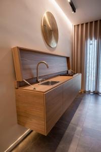 La salle de bains est pourvue d'un lavabo et d'une horloge murale. dans l'établissement Le Due Erre Home Boutique, à Agrigente 78 autres photos