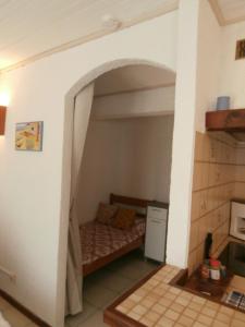 1 dormitorio pequeño con 1 cama en una habitación en Rez de Villa Climatisé avec Jardin Privatif Domaine des Moulières en La Valette-du-Var