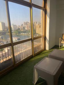 Zimmer mit einem großen Fenster und Stadtblick in der Unterkunft شقة مفروشة في القاهرة حي العجوزة على النيل in Kairo