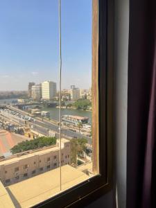 aus einem Fenster mit Stadtblick in der Unterkunft شقة مفروشة في القاهرة حي العجوزة على النيل in Kairo