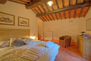 A bed or beds in a room at Podere San Cassiano