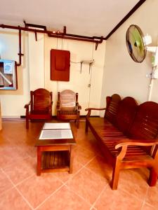 uma sala de estar com um sofá e uma mesa em ACHIEVERS DORMITORY em Cebu