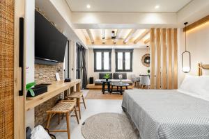 1 dormitorio con 1 cama y sala de estar en Legato Spa Suites en Naxos