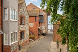 Avocet Apartment في ويلز نكست ذا سي: شارع فاضي في مدينه فيه مباني من الطوب