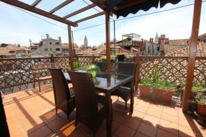 un patio con tavolo e sedie sul balcone. di City Apartments San Marco a Venezia