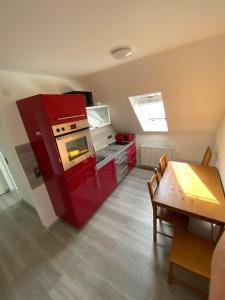 Кухня или мини-кухня в Apartments Feniks
