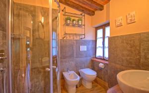 A bathroom at Podere San Cassiano