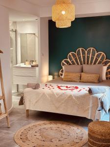 Un dormitorio con una cama grande y una pared verde en Loft cosy Menorca 5 étoiles Spa au cœur de Nancy, en Nancy