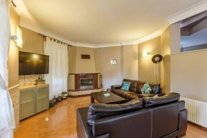 un soggiorno con divano e TV di Villa Moon a Gebze