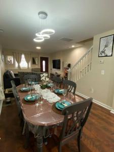 une table à manger avec des chaises et une salle à manger dans l'établissement Cozy Bay Home Beach+Casino+More, à Atlantic City