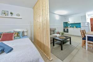 um quarto com uma cama e uma mesa num quarto em Elegant and Cozy Studio with Pool Chaparral 341 em Costa Del Silencio