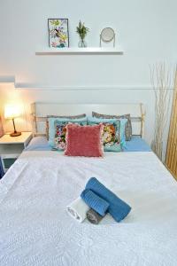 um quarto com uma cama com toalhas em Elegant and Cozy Studio with Pool Chaparral 341 em Costa Del Silencio
