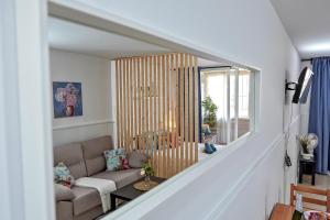 een woonkamer met een bank en een raam bij Elegant and Cozy Studio with Pool Chaparral 341 in Costa Del Silencio