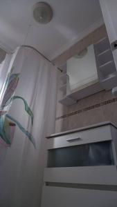 eine Küche mit einem Herd und einem weißen Vorhang in der Unterkunft Casa Hermosa in Oliva