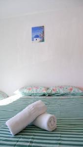 ein Handtuch, das auf einem Bett liegt in der Unterkunft Casa Hermosa in Oliva + 16 Fotos