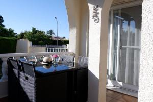 ein Balkon mit Tisch und Stühlen auf einer Terrasse in der Unterkunft Casa Hermosa in Oliva