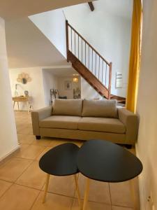 a living room with a couch and a table at Grand appartement jardins de la Fontaine in Nîmes