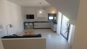 ein Wohnzimmer mit einer Küche und einem Tisch in der Unterkunft Comodo per Venezia - Schissa apartment in Jesolo