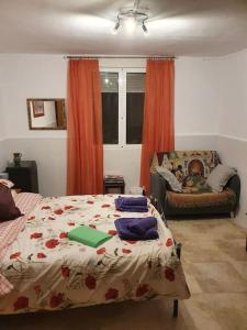 1 dormitorio con cama, sofá y ventana en Lovely 1 bedroom apartment with kitchen, en Albox
