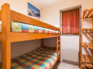 ラ・クリュサにあるAppartement La Clusaz, 3 pièces, 6 personnes - FR-1-437-1のベッドルーム1室(二段ベッド2台、窓付)が備わります。