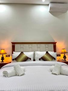- une chambre avec un grand lit blanc et 2 oreillers dans l'établissement IDGA appartement with panoramic view, à Chefchaouen