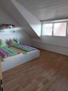 twee bedden in een kamer met twee ramen bij good bed Bettenhausen in Oberönz