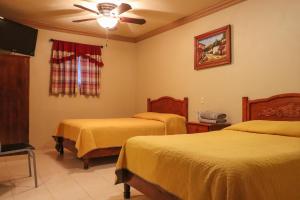 Letto o letti in una camera di Hotel Coroneo