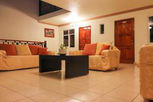 ein Wohnzimmer mit 2 Sofas und einem Tisch in der Unterkunft Hotel Coroneo 