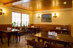 A restaurant or other place to eat at Hotel Ca L'amagat