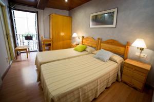 A bed or beds in a room at Hotel Ca L'amagat