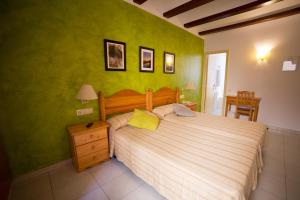 A bed or beds in a room at Hotel Ca L'amagat