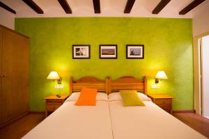 A bed or beds in a room at Hotel Ca L'amagat