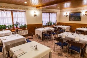 A restaurant or other place to eat at Hotel Ca L'amagat