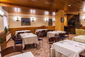 A restaurant or other place to eat at Hotel Ca L'amagat