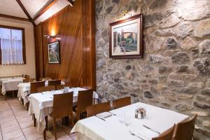 A restaurant or other place to eat at Hotel Ca L'amagat