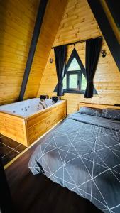 um quarto com uma cama grande e uma banheira em Ginza Bungalov Sapanca em Sapanca