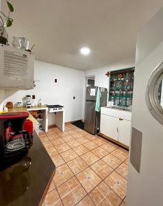 eine Küche mit Fliesenboden und einer Arbeitsplatte in der Unterkunft Pura Vida! Ciudad Hidalgo in Ciudad Hidalgo