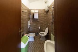 une petite salle de bain avec toilettes et lavabo dans l'établissement Casa al mare, à Francavilla al Mare