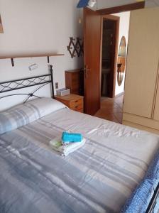 une chambre avec un lit avec une serviette dessus dans l'établissement Casa al mare, à Francavilla al Mare